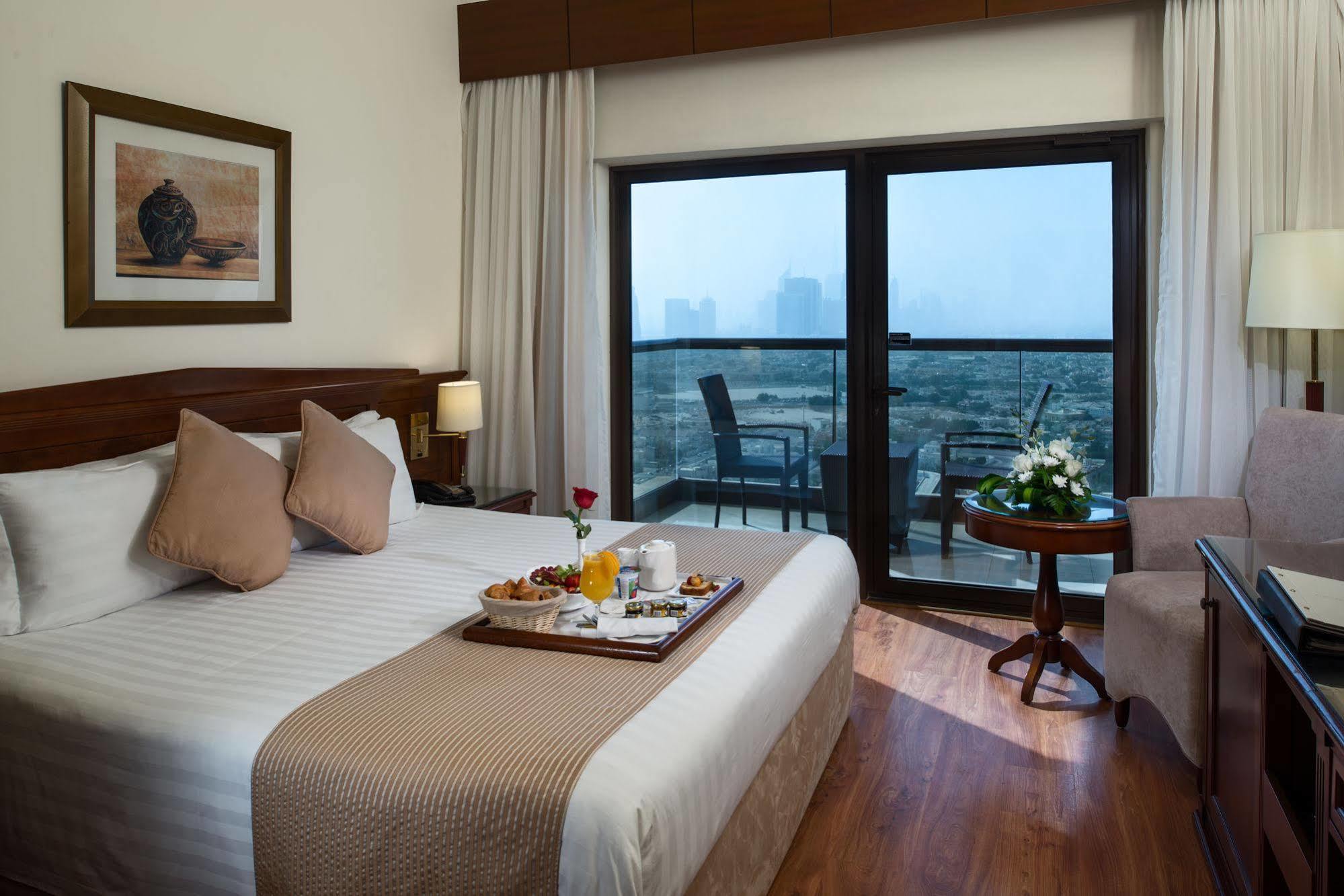 Majestic City Retreat Hotel Дубай Екстериор снимка